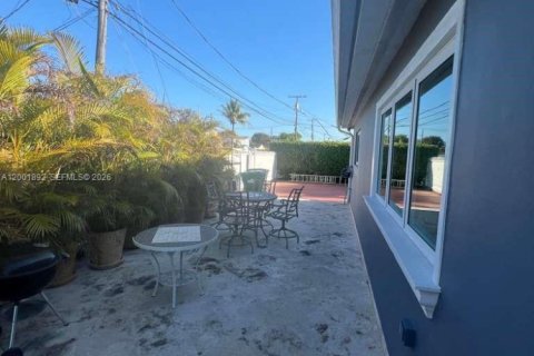 House in Miami, Florida 3 bedrooms, 128.21 sq.m. № 2066204 - photo 4