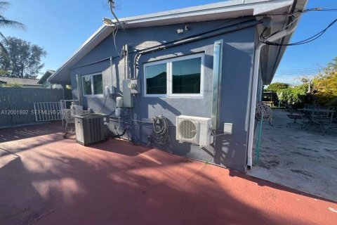 House in Miami, Florida 3 bedrooms, 128.21 sq.m. № 2066204 - photo 9