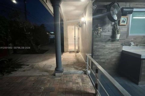 House in Miami, Florida 3 bedrooms, 128.21 sq.m. № 2066204 - photo 23