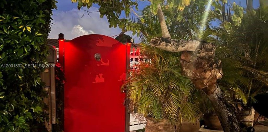 House in Miami, Florida 3 bedrooms, 128.21 sq.m. № 2066204