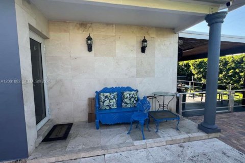 House in Miami, Florida 3 bedrooms, 128.21 sq.m. № 2066204 - photo 2