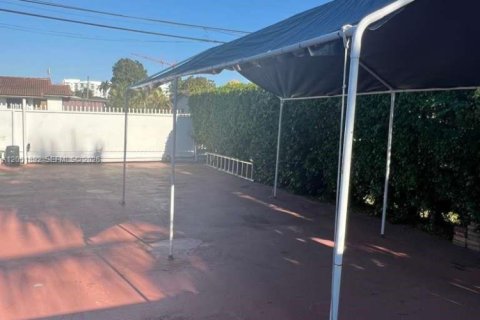 House in Miami, Florida 3 bedrooms, 128.21 sq.m. № 2066204 - photo 17