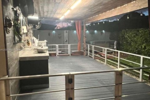 House in Miami, Florida 3 bedrooms, 128.21 sq.m. № 2066204 - photo 18