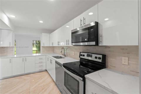 Touwnhouse à vendre à Hialeah, Floride: 4 chambres, 183.95 m2 № 1839492 - photo 21