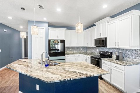 House in Sanford, Florida 5 bedrooms, 252.51 sq.m. № 2231260 - photo 8