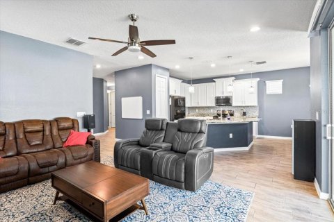 House in Sanford, Florida 5 bedrooms, 252.51 sq.m. № 2231260 - photo 3