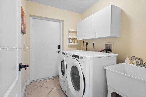 Townhouse in Miami, Florida 4 bedrooms, 214.33 sq.m. № 1830401 - photo 24