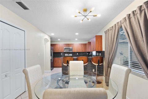 Townhouse in Miami, Florida 4 bedrooms, 214.33 sq.m. № 1830401 - photo 14