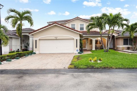 Townhouse in Miami, Florida 4 bedrooms, 214.33 sq.m. № 1830401 - photo 1