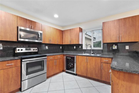Townhouse in Miami, Florida 4 bedrooms, 214.33 sq.m. № 1830401 - photo 3