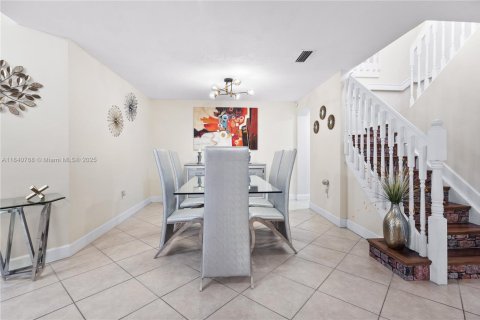 Townhouse in Miami, Florida 4 bedrooms, 214.33 sq.m. № 1830401 - photo 9