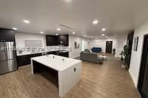 Casa en alquiler en Miami, Florida, 4 dormitorios, 185.9 m2 № 1697006 - foto 6