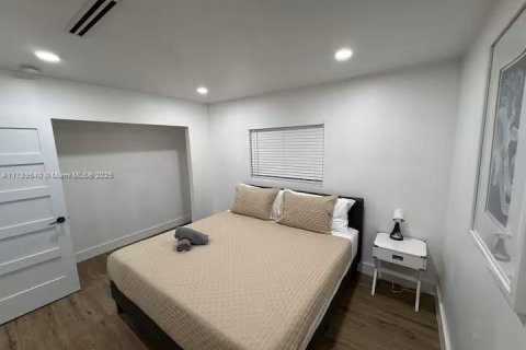 Casa en alquiler en Miami, Florida, 4 dormitorios, 185.9 m2 № 1697006 - foto 7