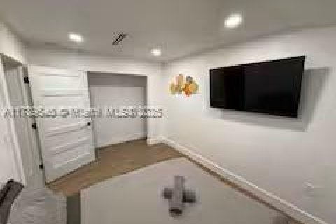 Casa en alquiler en Miami, Florida, 4 dormitorios, 185.9 m2 № 1697006 - foto 14
