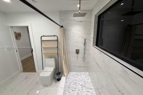 Casa en alquiler en Miami, Florida, 4 dormitorios, 185.9 m2 № 1697006 - foto 2