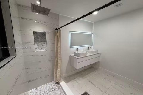 Casa en alquiler en Miami, Florida, 4 dormitorios, 185.9 m2 № 1697006 - foto 11
