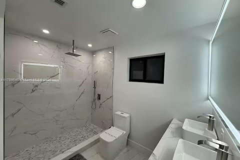 Casa en alquiler en Miami, Florida, 4 dormitorios, 185.9 m2 № 1697006 - foto 4