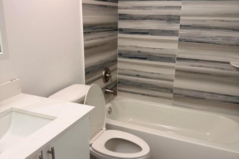 Condo in Miami, Florida, 1 bedroom  № 2178284 - photo 10