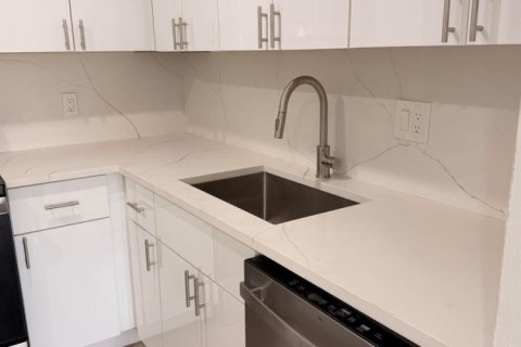 Condo in Miami, Florida, 1 bedroom  № 2178284 - photo 3