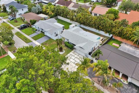 House in Cutler Bay, Florida 4 bedrooms, 177.07 sq.m. № 1684173 - photo 3