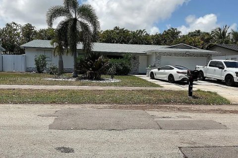 House in Cutler Bay, Florida 4 bedrooms, 177.07 sq.m. № 1684173 - photo 1