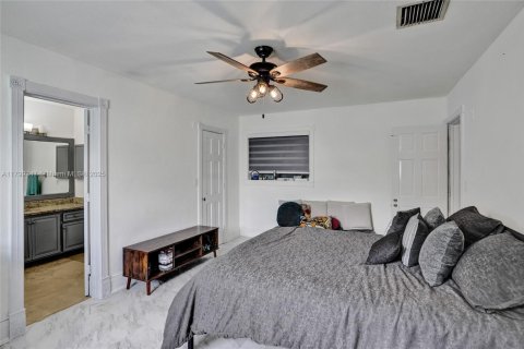 House in Cutler Bay, Florida 4 bedrooms, 177.07 sq.m. № 1684173 - photo 15