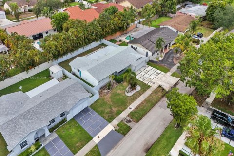 House in Cutler Bay, Florida 4 bedrooms, 177.07 sq.m. № 1684173 - photo 6