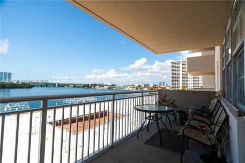 Condominio en venta en Sunny Isles Beach, Florida, 2 dormitorios, 118.45 m2 № 2413064 - foto 14