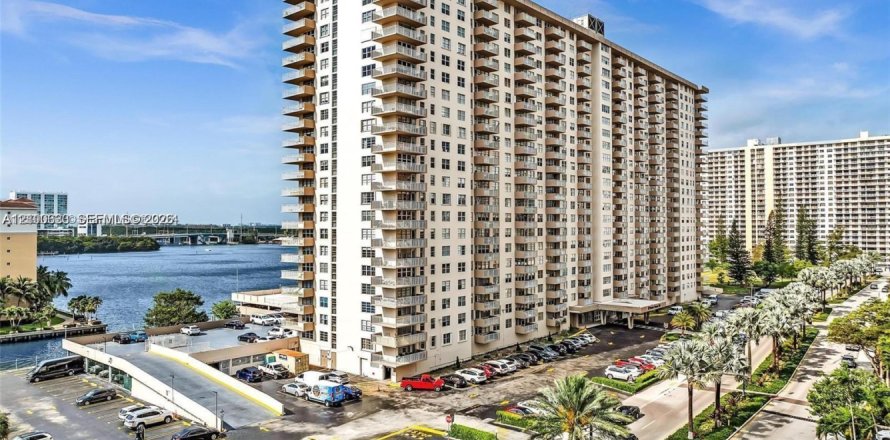 Condominio en Sunny Isles Beach, Florida, 2 dormitorios  № 2413064