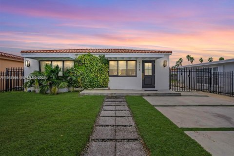 Casa en venta en Miami, Florida, 4 dormitorios, 160.72 m2 № 2011700 - foto 2