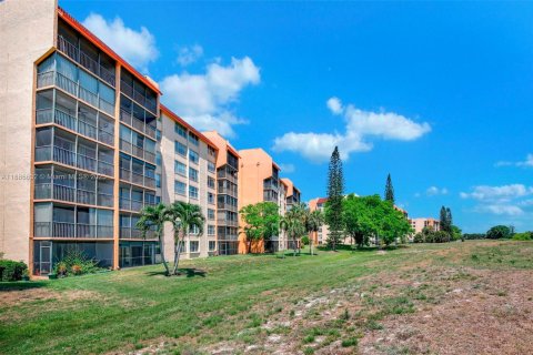 Condominio en venta en Lauderhill, Florida, 2 dormitorios, 98.48 m2 № 1983371 - foto 1
