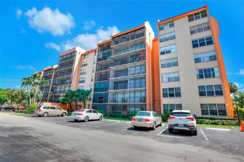 Condominio en venta en Lauderhill, Florida, 2 dormitorios, 98.48 m2 № 1983371 - foto 3