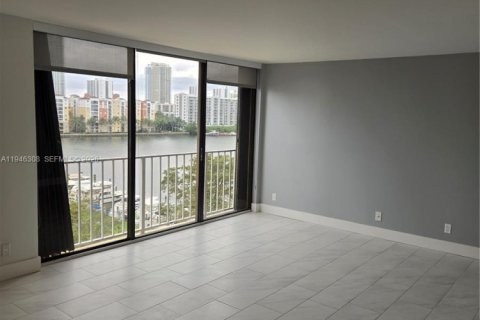 Condo in Sunny Isles Beach, Florida  № 2002661 - photo 2