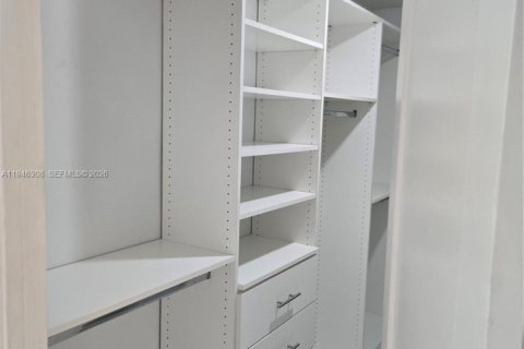 Condo in Sunny Isles Beach, Florida  № 2002661 - photo 9