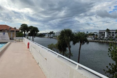 Condo in Sunny Isles Beach, Florida  № 2002661 - photo 17