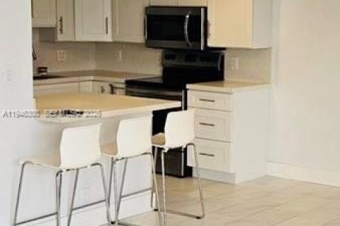 Condo in Sunny Isles Beach, Florida  № 2002661 - photo 7