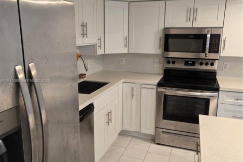 Condo in Sunny Isles Beach, Florida  № 2002661 - photo 8