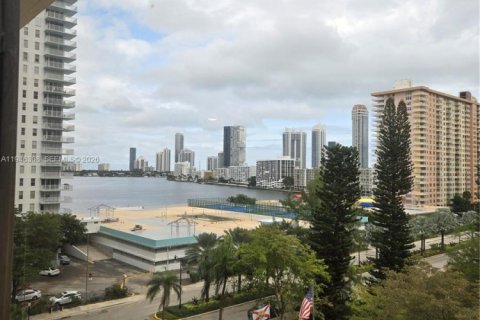 Condo in Sunny Isles Beach, Florida  № 2002661 - photo 3