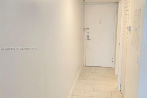 Condo in Sunny Isles Beach, Florida  № 2002661 - photo 5