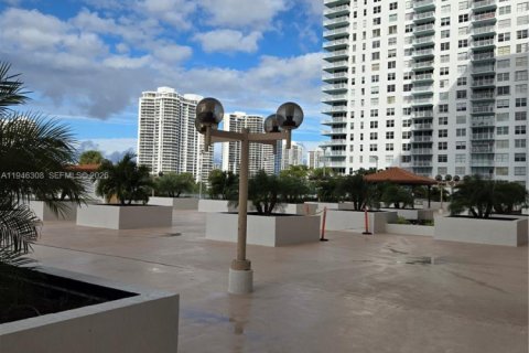 Condo in Sunny Isles Beach, Florida  № 2002661 - photo 14