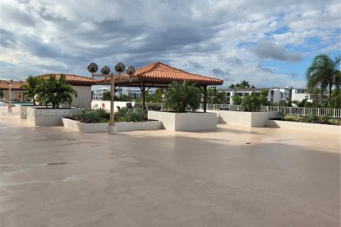 Condo in Sunny Isles Beach, Florida  № 2002661 - photo 15