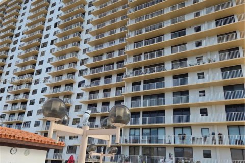 Condo in Sunny Isles Beach, Florida  № 2002661 - photo 19