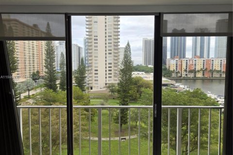 Studio in the Condo in Sunny Isles Beach, Florida  № 2002661