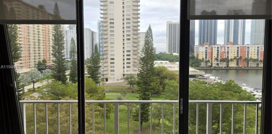 Studio in the Condo in Sunny Isles Beach, Florida  № 2002661