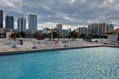 Condo in Sunny Isles Beach, Florida  № 2002661 - photo 18