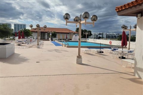 Condo in Sunny Isles Beach, Florida  № 2002661 - photo 16