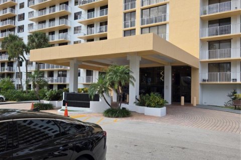 Condo in Sunny Isles Beach, Florida  № 2002661 - photo 22