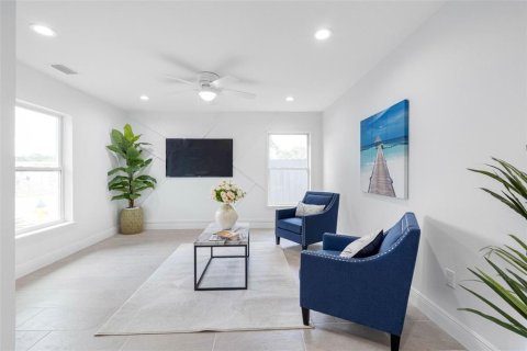 House in Tampa, Florida 3 bedrooms, 139.35 sq.m. № 2225357 - photo 12