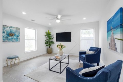 House in Tampa, Florida 3 bedrooms, 139.35 sq.m. № 2225357 - photo 13