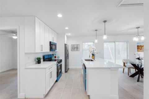 House in Tampa, Florida 3 bedrooms, 139.35 sq.m. № 2225357 - photo 17